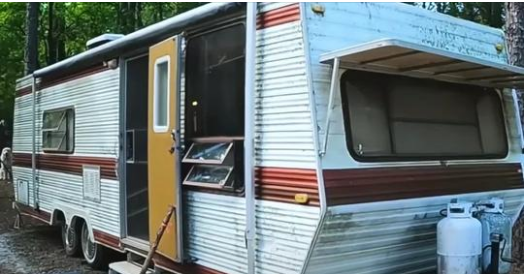 Homeless Woman Transforms “Ugly” Abandoned Trailer into Stunning Home!