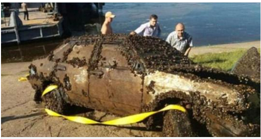 Bomb discovery! He accidentally found a car at the bottom of the river and called the police