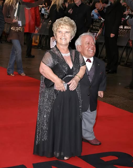 The actor, who is only 112 cm tall, married a woman who was just a few centimeters taller than him . The dwarf couple had two children, although doctors had warned that the children might inherit the dwarfish traits from their parents  How the children of this unusual couple look was shown in the first comment 