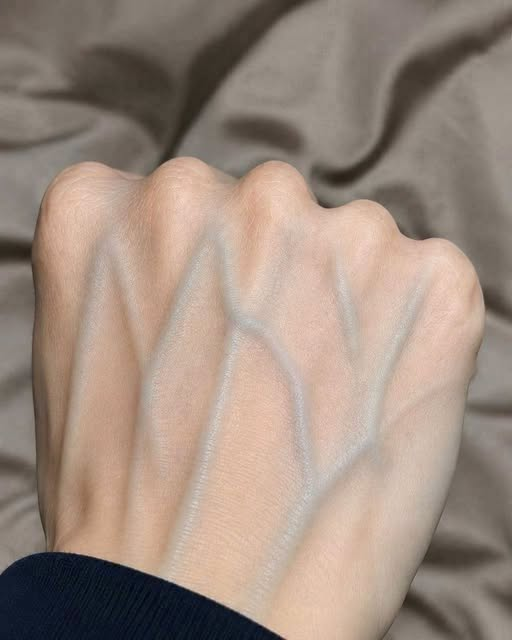 Visible Hand Veins Explained: Why They Appear, From Low Body Fat, Genetics, Exercise, Heat, and Hydration Changes, and When They Are Normal or Rarely a Sign of Medical Concern, Offering Reassurance That Prominent Veins Are Usually Harmless Physical Traits While Highlighting Simple Lifestyle Factors That Influence Their Appearance Over Time Naturally and safely understood today