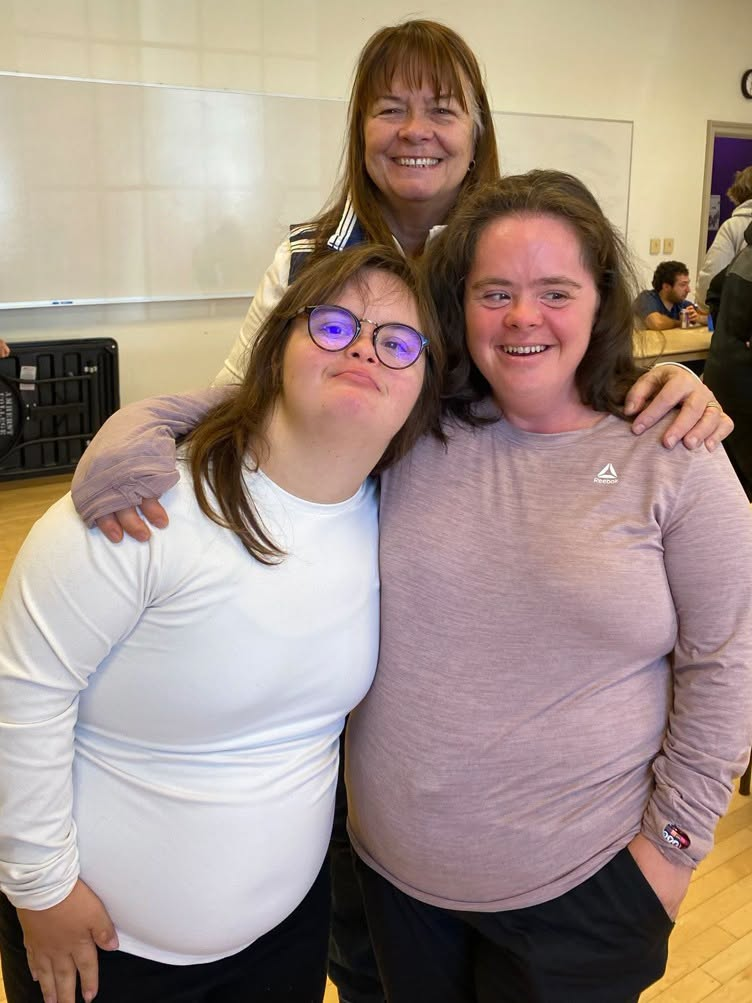 This photo was taken only ten minutes before my mother pulled me aside and whispered, “If your sister finds out who just contacted her, everything in this family could change.” At first, I thought she was being dramatic… until I saw a name on Emily’s phone that no one in our house had dared to mention for years.